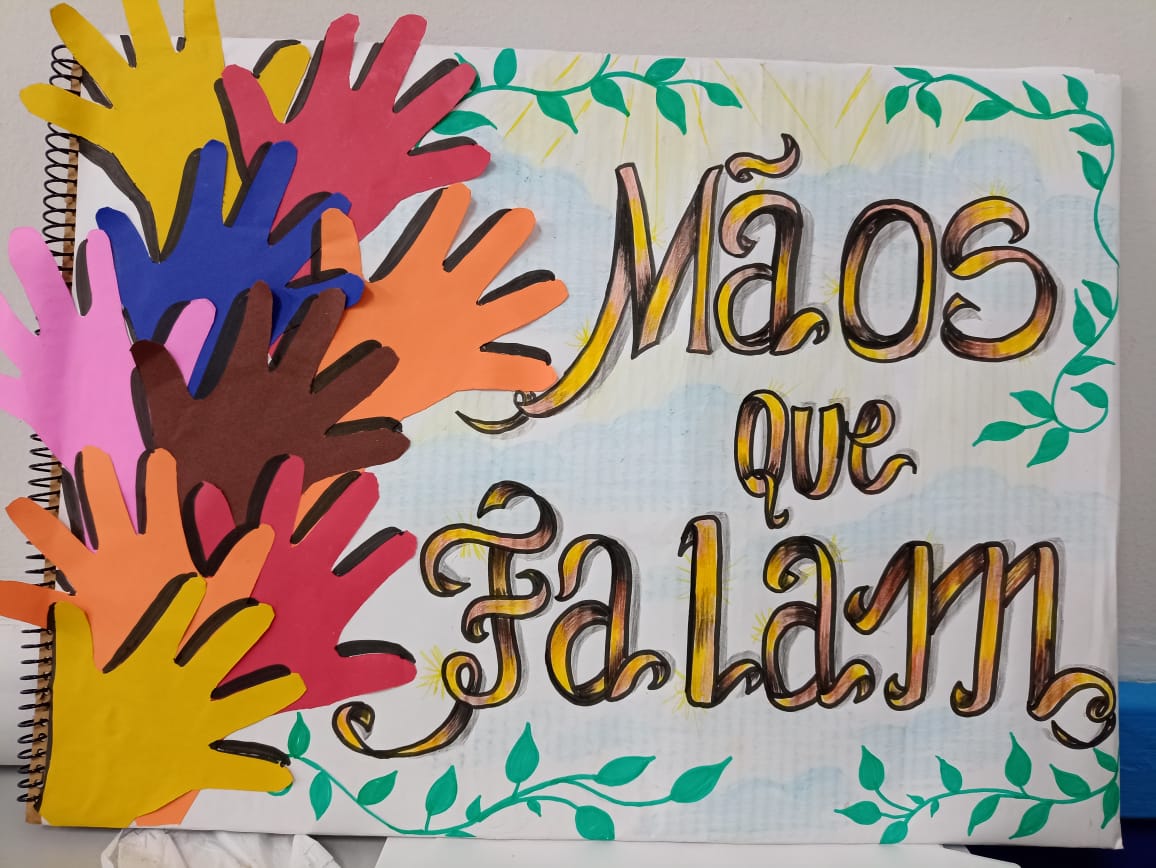 Painel artístico Mãos que Falam com mãos coloridas